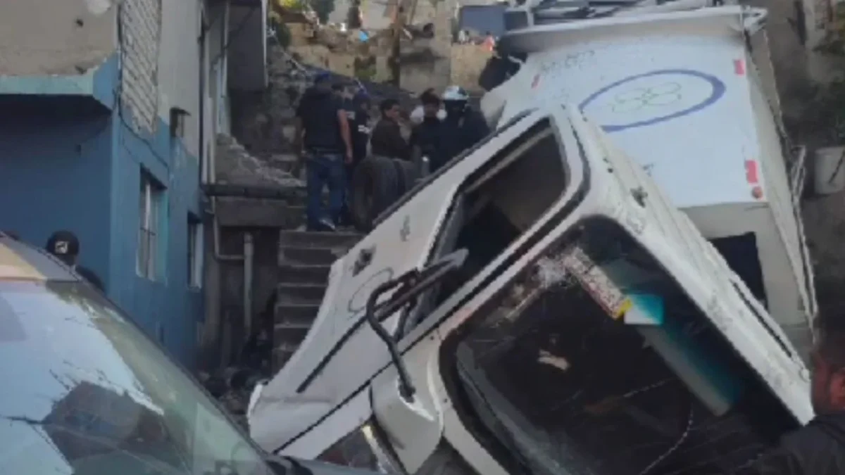 Un camión de residuos presuntamente se quedó sin frenos y volcó aproximadamente 10 metros en Naucalpan, se reportan 2 personas heridas.