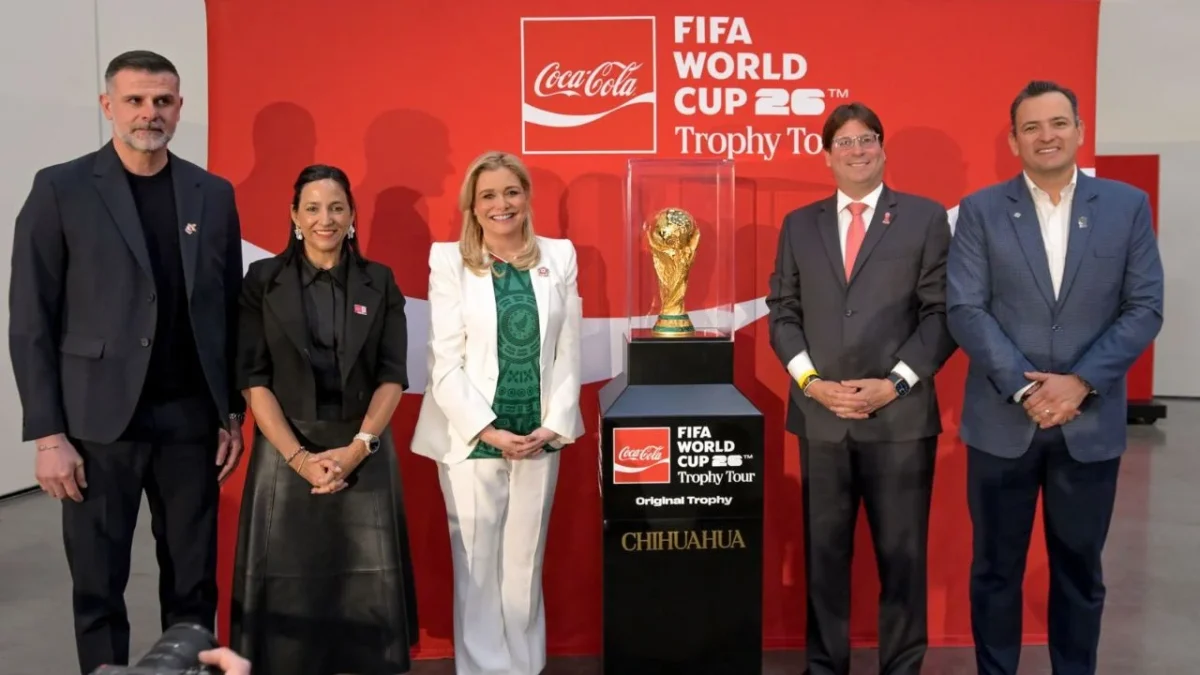 La gobernadora Maru Campos Galván recibió una pequeña réplica del trofeo del Mundial.