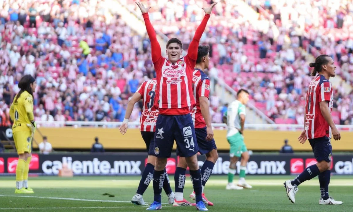 Chivas parece regresar a la pelea por el liderato, mientras que Santos, con su octava derrota, se queda con cinco unidades en el fondo.