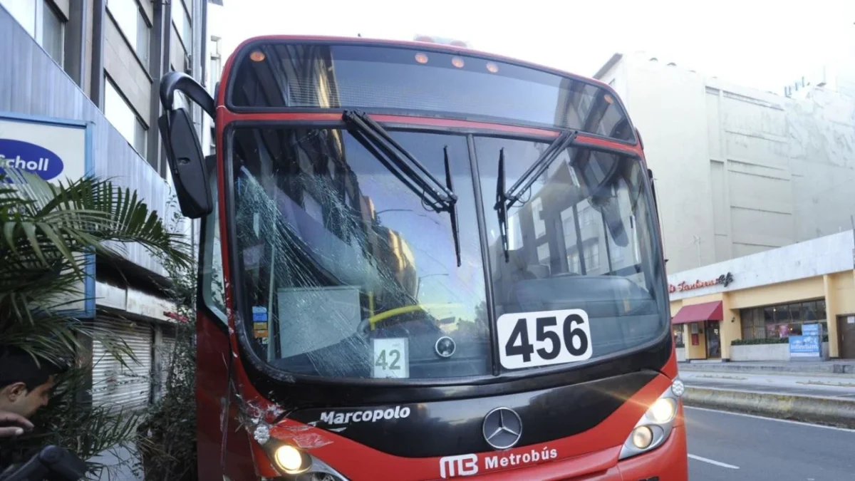 Dos unidades del Metrobús de la Línea 5 se impactaron presuntamente por una falla mecánica dejando varias personas lesionadas.