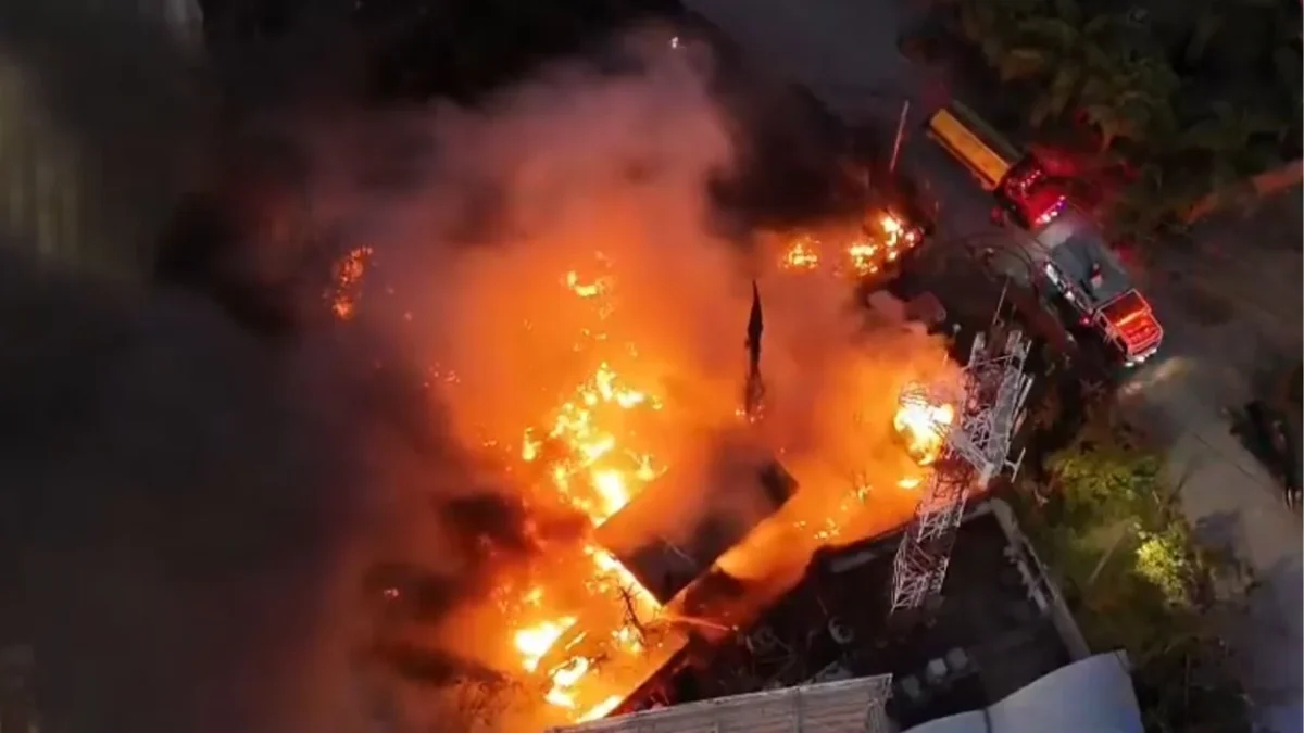 Usuarios de redes sociales compartieron videos del fuerte incendio registrado a un costado de la vialidad Periférico Ecológico, en Puebla.