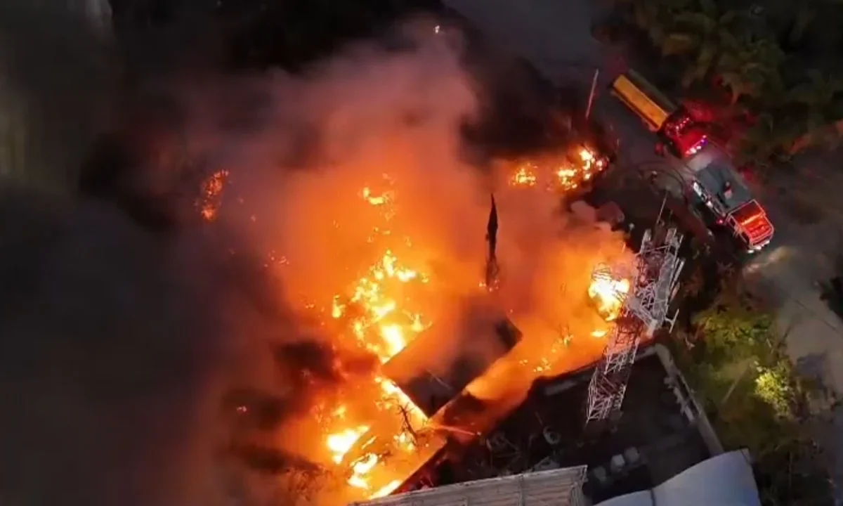 Usuarios de redes sociales compartieron videos del fuerte incendio registrado a un costado de la vialidad Periférico Ecológico, en Puebla.