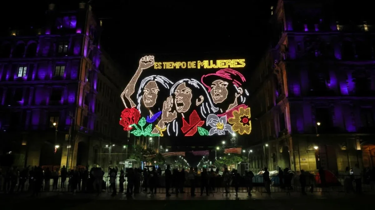 Clara Brugada encabezó el encendido de un mosaico luminoso en el Zócalo de la CDMX, 'en memoria de la lucha de las mujeres'.