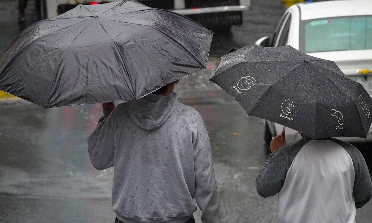 Clima hoy: lluvias fuertes con descargas eléctricas impactan Chiapas y Tabasco, mientras vientos intensos afectan el norte del país.