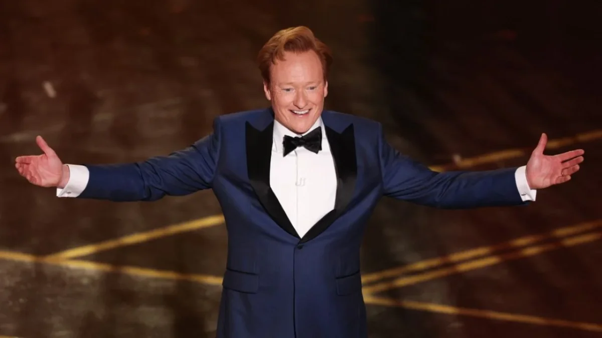 El presentador Conan O'Brien se encargó de conducir los premios Oscar y lanzó algunos chistes a los actores aunque tocó el tema de la guerra.