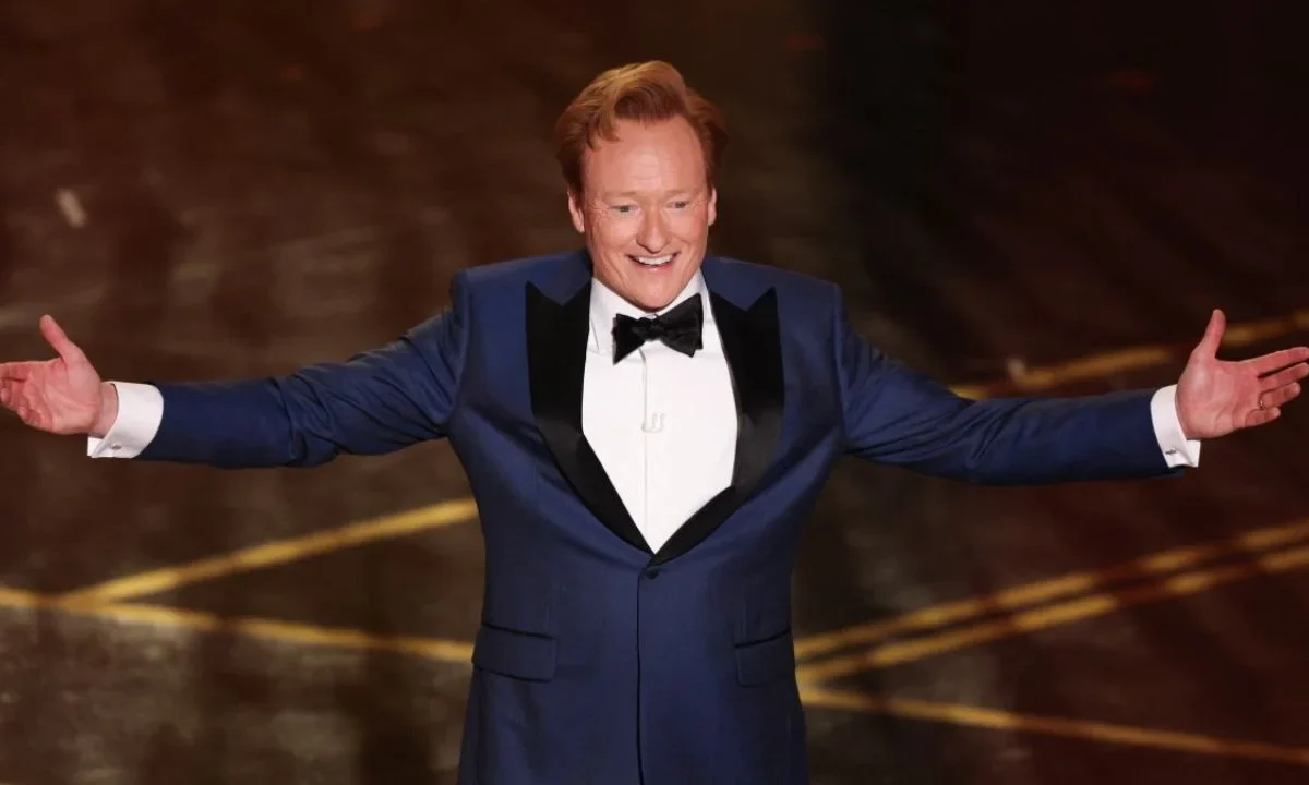 El presentador Conan O'Brien se encargó de conducir los premios Oscar y lanzó algunos chistes a los actores aunque tocó el tema de la guerra.