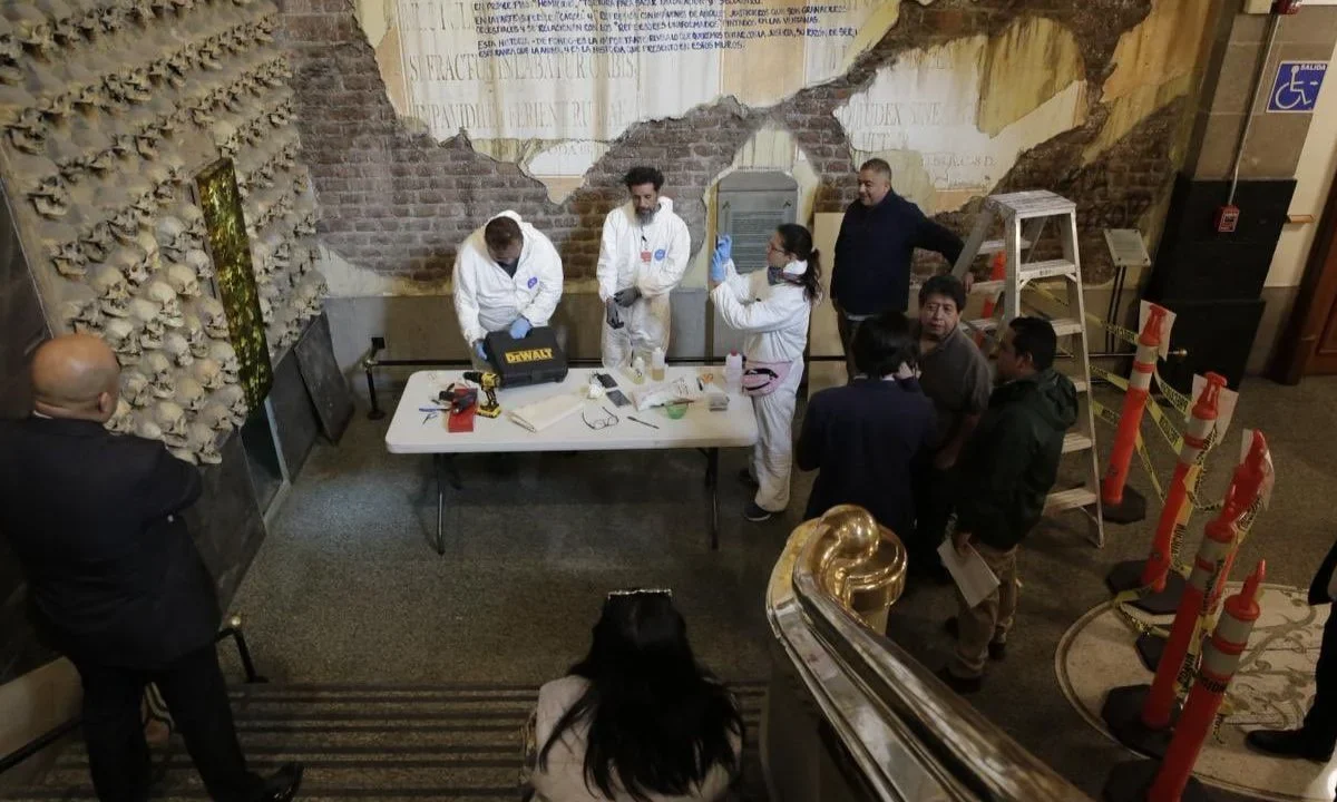 La SCJN informó que concluyeron los trabajos de restauración del mural “Un clamor por la justicia. Siete crímenes mayores”, del artista Rafael Cauduro, tras los daños ocasionados durante la manifestación en noviembre de 2025.