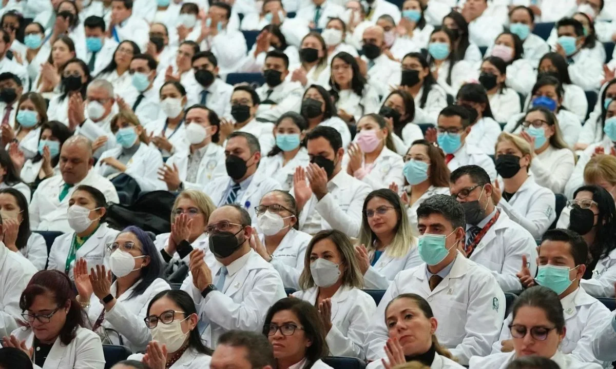 Sheinbaum calificó como histórica la contratación de más de 14 mil médicos especialistas entre 2025 y 2026 para fortalecer sistema de salud.