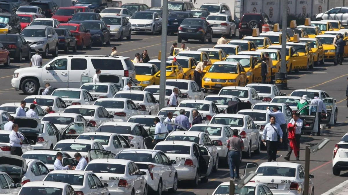 Permisionarios del AICM convocaron a protestas en aeropuertos contra Uber y DiDi, alegan falta de regulación de parte de autoridades.