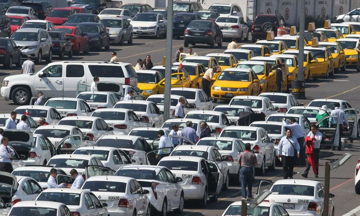 Permisionarios del AICM convocaron a protestas en aeropuertos contra Uber y DiDi, alegan falta de regulación de parte de autoridades.