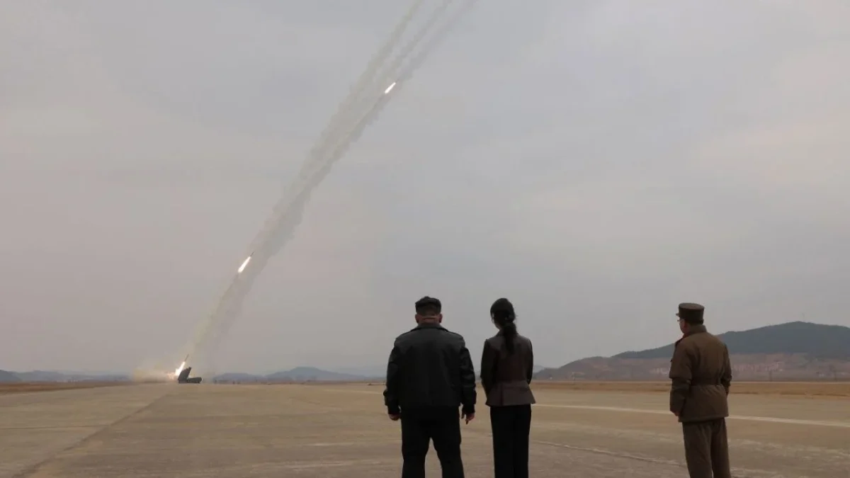El líder de Corea del Norte supervisó el ejercicio en el que se usaron 'doce lanzacohetes múltiples de ultraprecisión de 600 mm de calibre'.