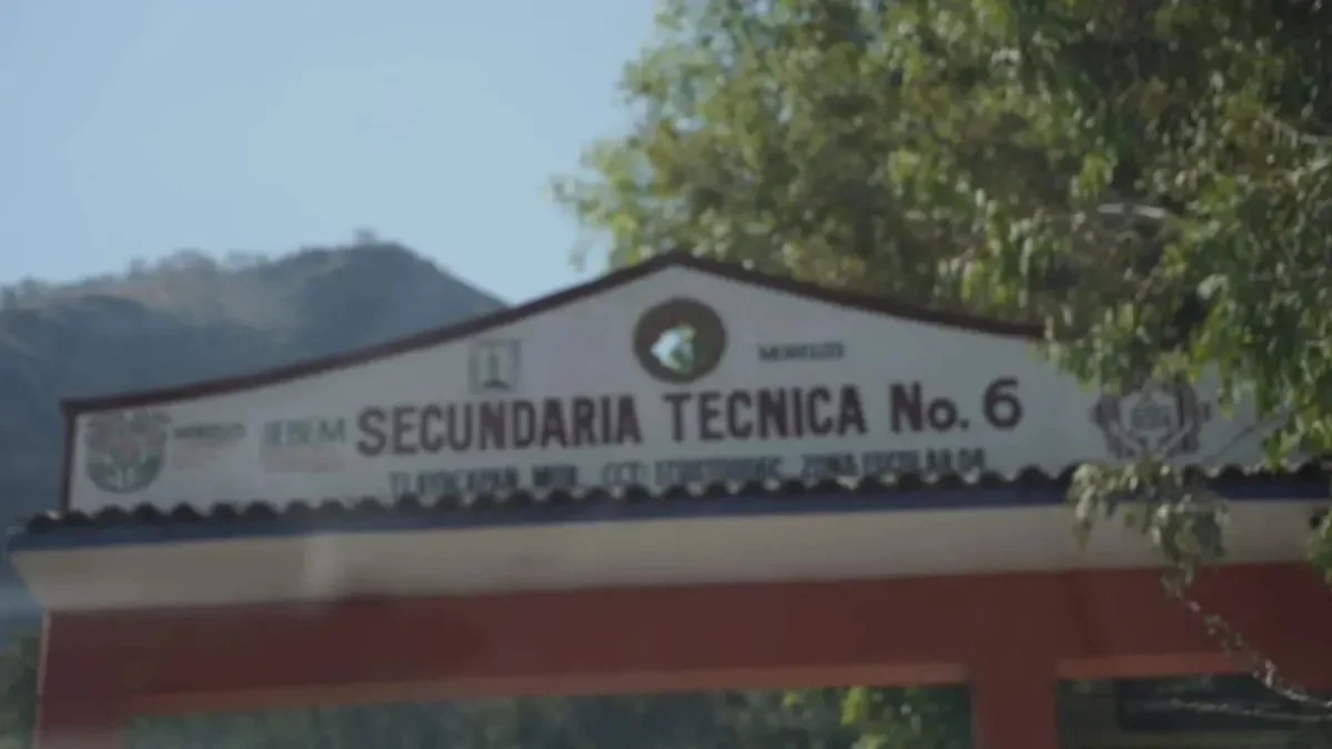Según reportes, un alumno recibió ‘tablazos’ de parte de compañeros por presuntamente negarse a comprar drogas en Morelos, indagan caso.