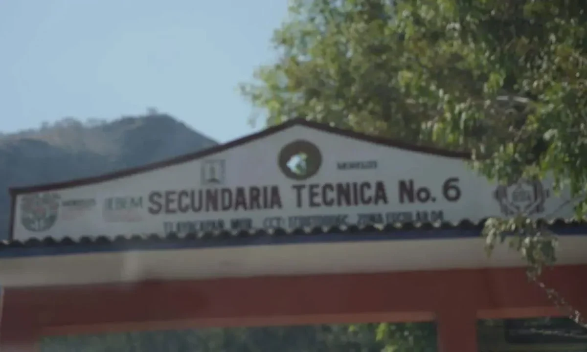 Según reportes, un alumno recibió ‘tablazos’ de parte de compañeros por presuntamente negarse a comprar drogas en Morelos, indagan caso.