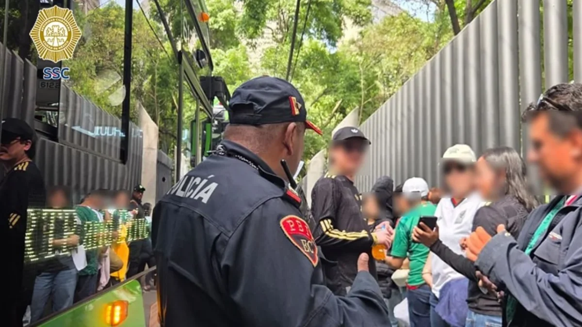 Elementos de la SSC detuvieron a tres hombres sobre calzada de Tlalpan por propiciar la reventa de boletos para la reinauguración del Azteca.