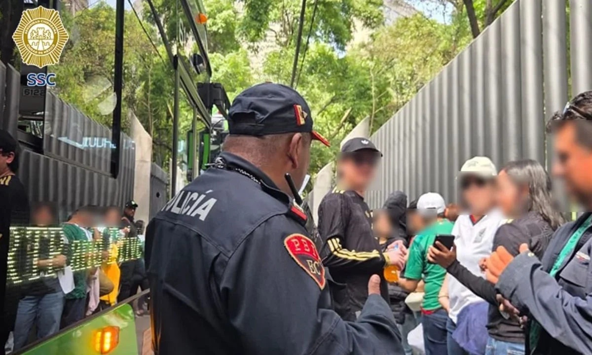 Elementos de la SSC detuvieron a tres hombres sobre calzada de Tlalpan por propiciar la reventa de boletos para la reinauguración del Azteca.