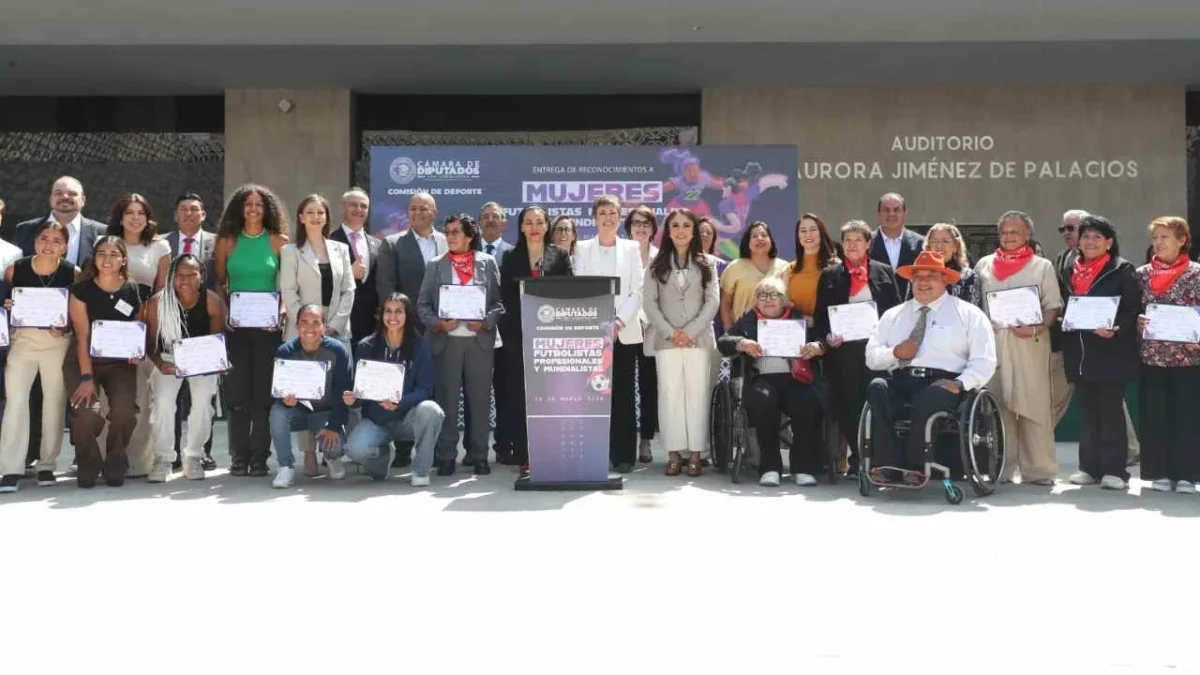 Diputados, de la Comisión del Deporte, reconocen a mujeres futbolistas y atletas.