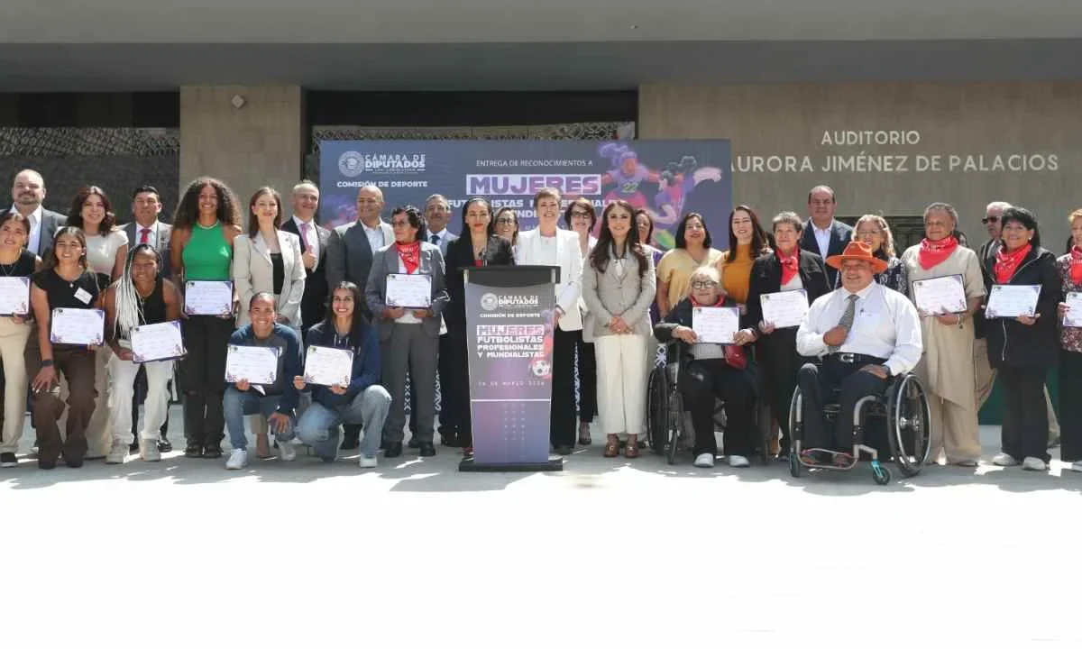 Diputados, de la Comisión del Deporte, reconocen a mujeres futbolistas y atletas.