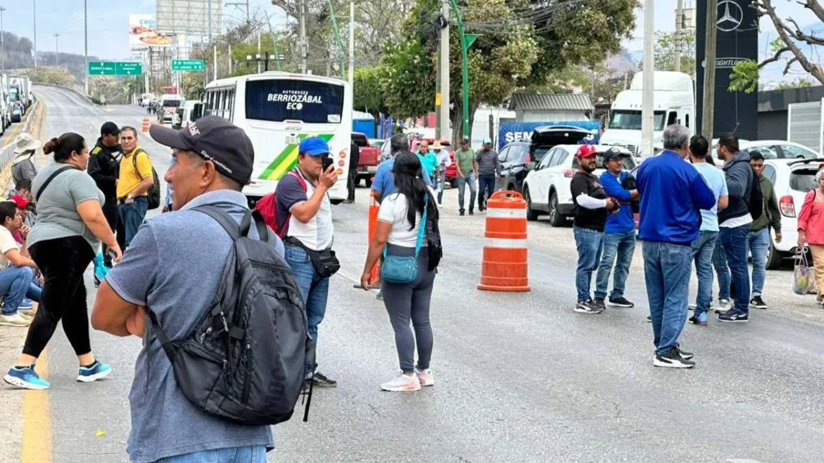 Docentes en Chiapas mantienen bloqueos en entradas y salidas de Tuxtla Gutiérrez.