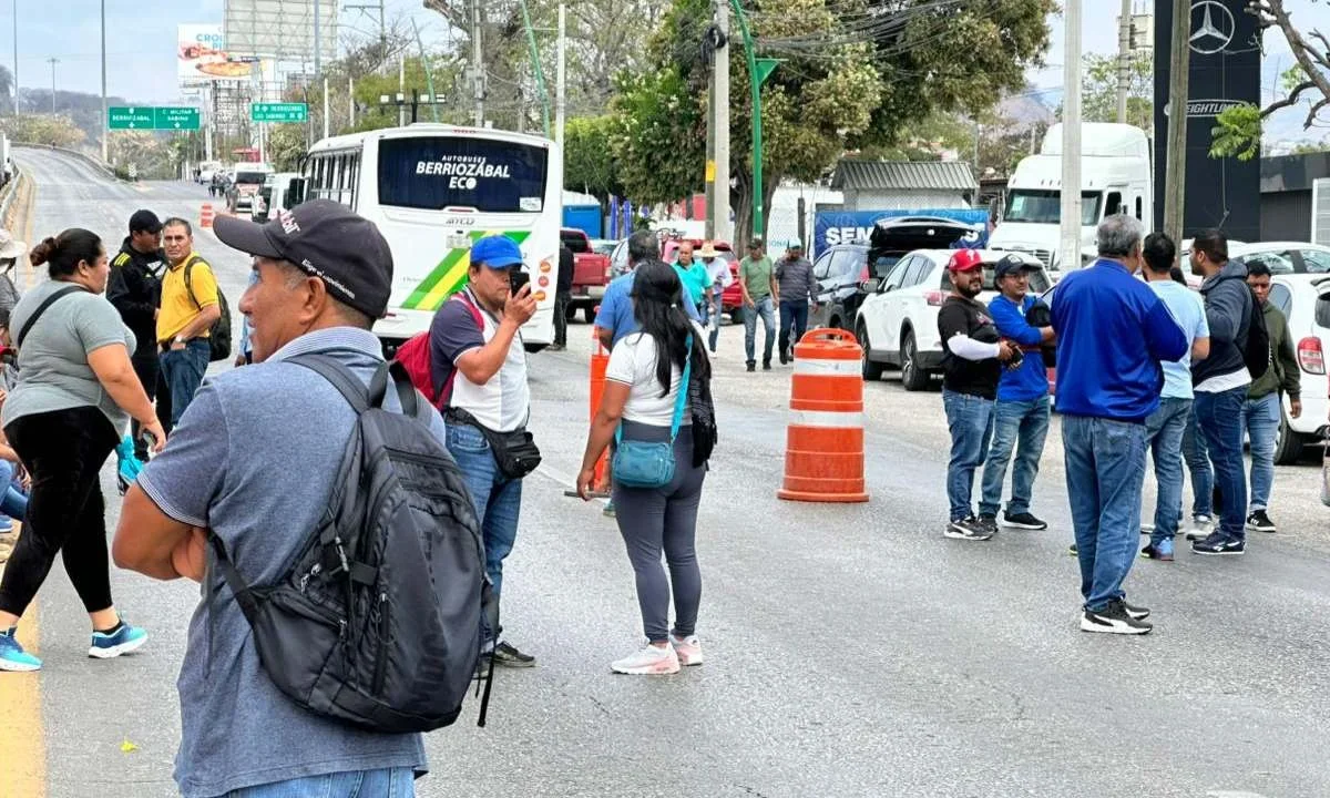 Docentes en Chiapas mantienen bloqueos en entradas y salidas de Tuxtla Gutiérrez.