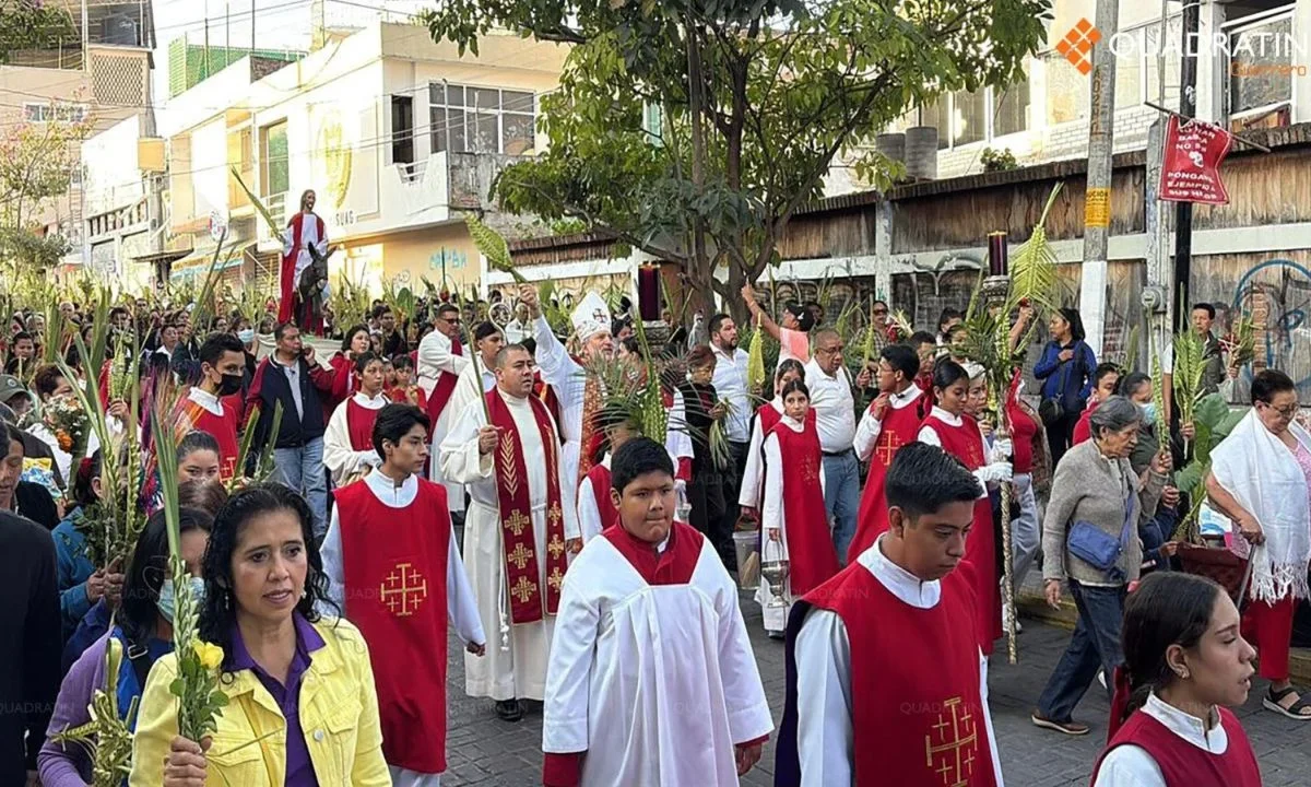 Las palmas en alto, los cantos y el vaivén de la procesión marcaron la entrada del Domingo de Ramos en Michoacán.