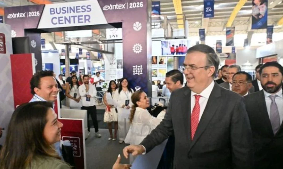 Marcelo Ebrard asistió a EXINTEX 2026 en Puebla en representación de la presidenta Claudia Sheinbaum, en una de las exposiciones más relevantes de la industria textil en México