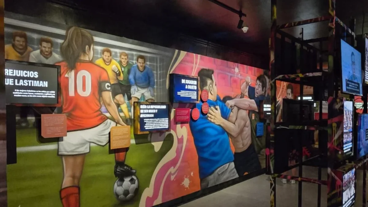 La muestra “Juego Limpio: la cancha que nos une”, del Museo Memoria y Tolerancia, propone reflexionar sobre inclusión y diálogo social a través del fútbol rumbo al Mundial 2026.