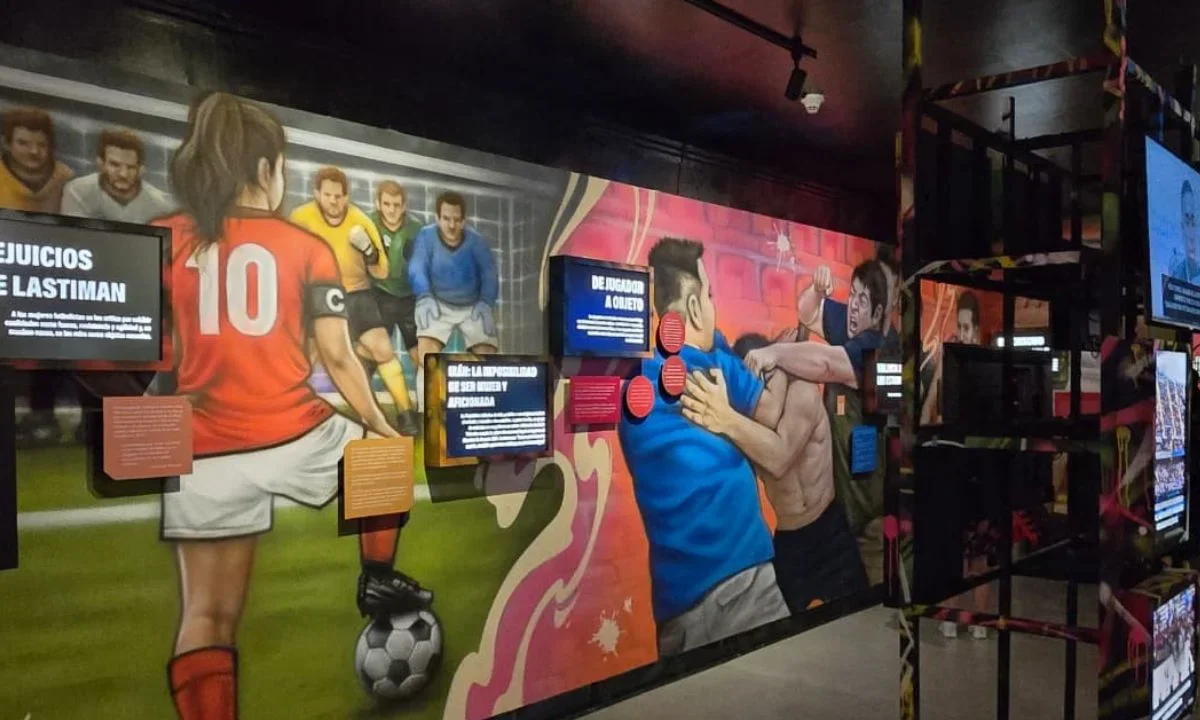 La muestra “Juego Limpio: la cancha que nos une”, del Museo Memoria y Tolerancia, propone reflexionar sobre inclusión y diálogo social a través del fútbol rumbo al Mundial 2026.