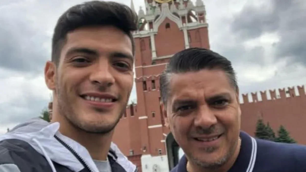 El futbolista mexicano Raúl Jiménez sufrió la pérdida de su padre, tenía 62 años de edad y padecía cáncer de páncreas.