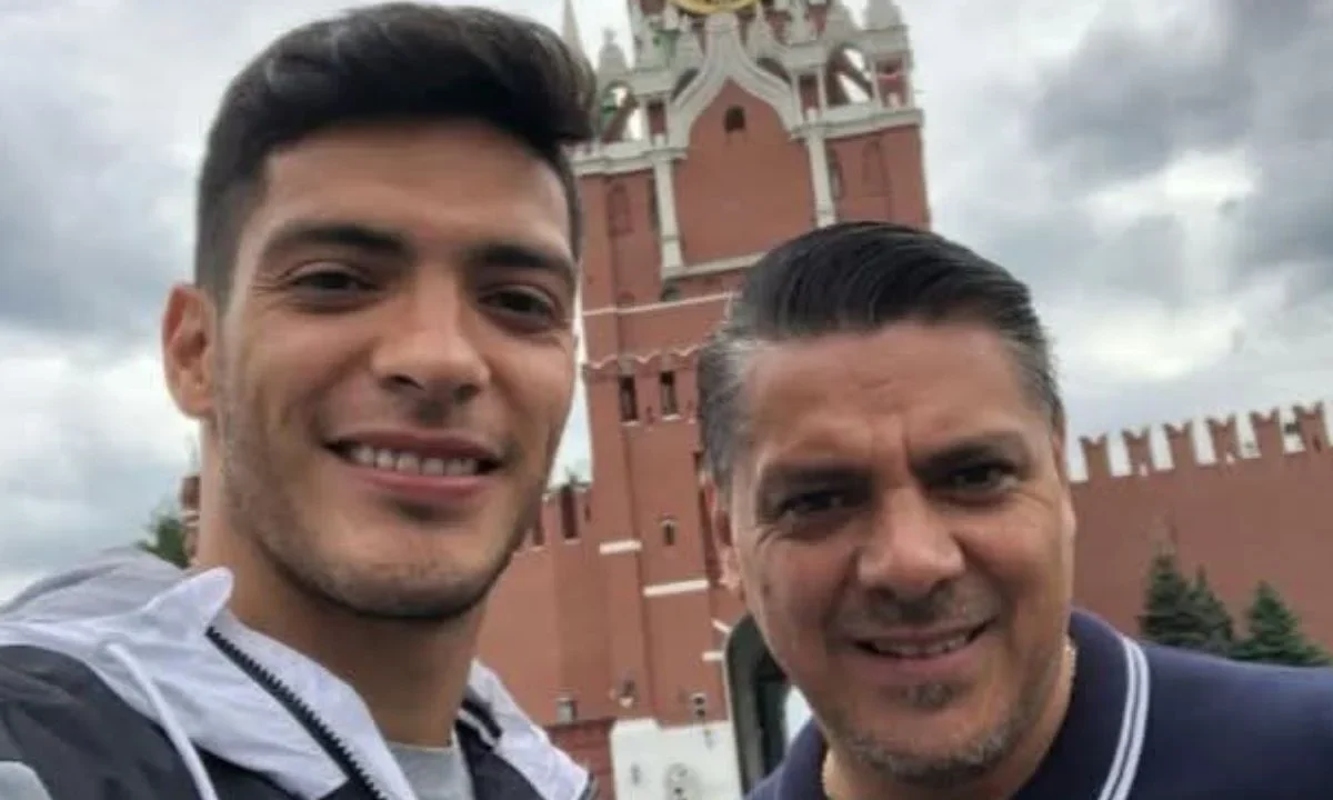 El futbolista mexicano Raúl Jiménez sufrió la pérdida de su padre, tenía 62 años de edad y padecía cáncer de páncreas.