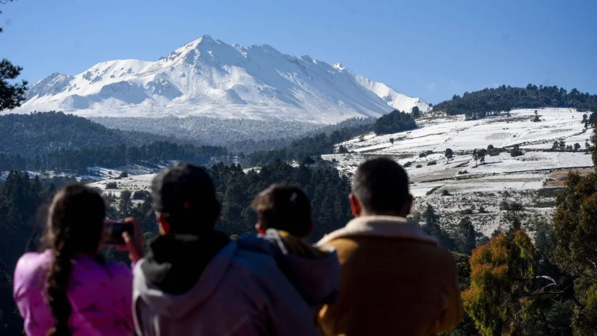 Derivado de las recientes condiciones climáticas, la madrugada de este martes los volcanes del Edomex se cubrieron de una capa de nieve.
