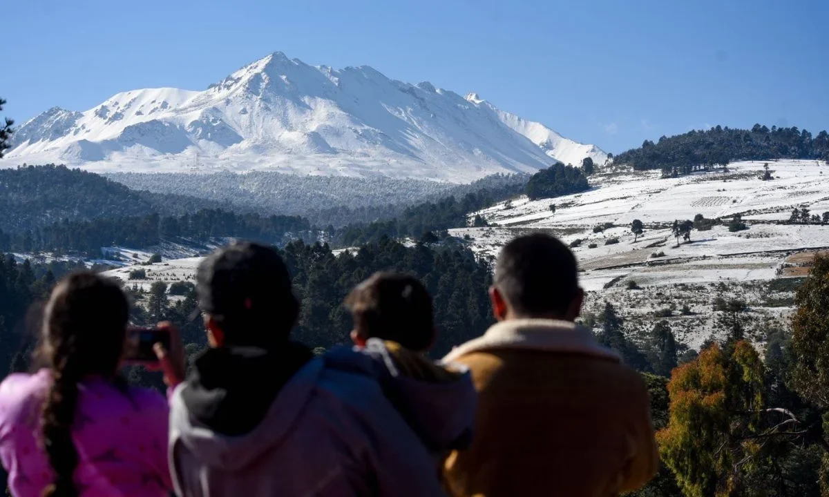 Derivado de las recientes condiciones climáticas, la madrugada de este martes los volcanes del Edomex se cubrieron de una capa de nieve.