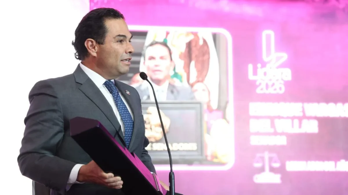 El panista Enrique Vargas del Villar fue reconocido con el Premio Lidera, en la categoría Legislador del Año.