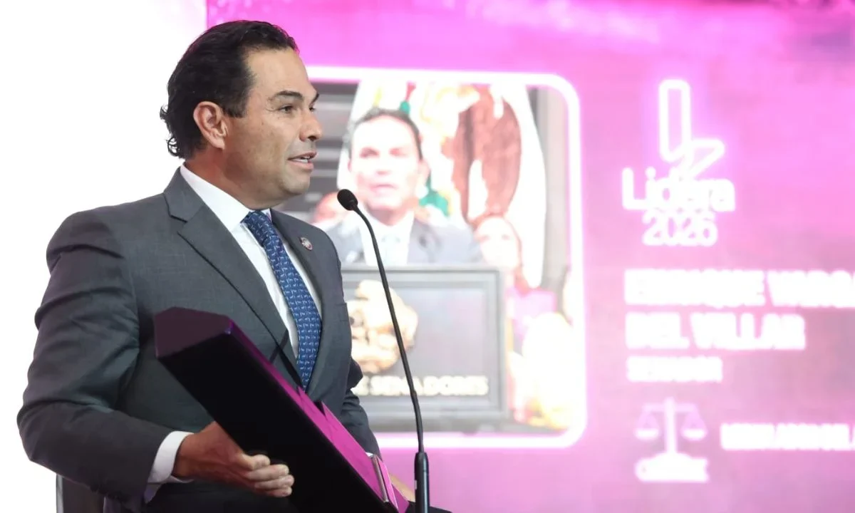 El panista Enrique Vargas del Villar fue reconocido con el Premio Lidera, en la categoría Legislador del Año.