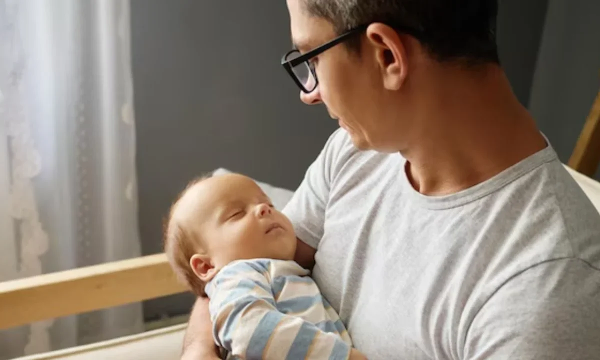 La licencia de paternidad permite a los trabajadores del ISSSTE ausentarse cinco días con goce de sueldo tras el nacimiento o adopción de un hijo.