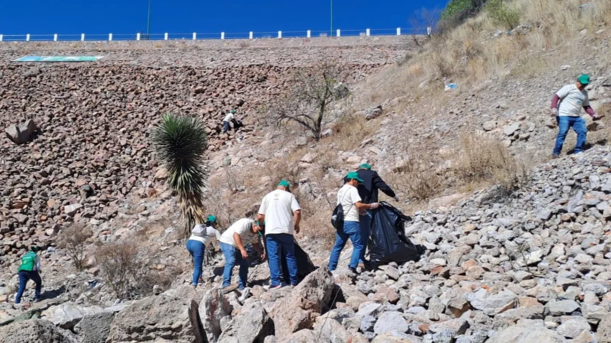 La CEA y la Segam realizaron una jornada de limpieza en la presa El Peaje, en la comunidad de Escalerillas, San Luis Potosí.