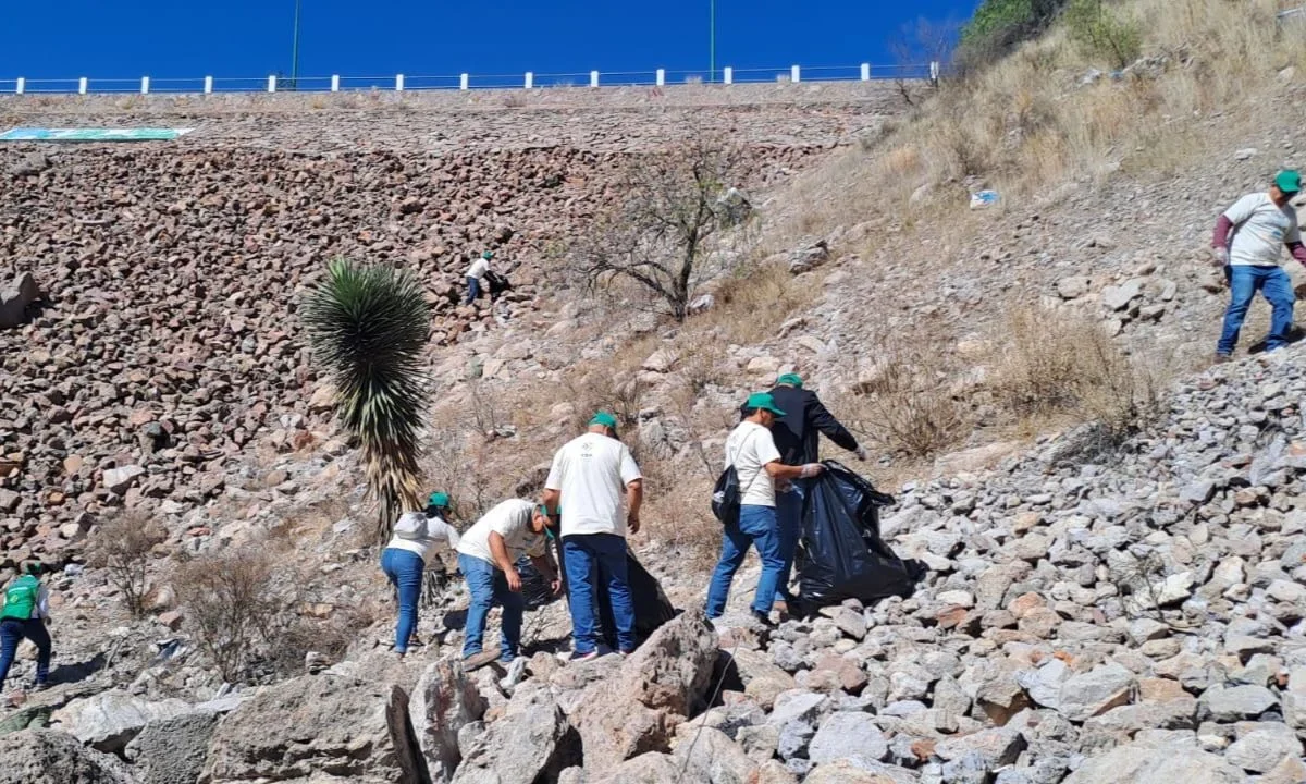 La CEA y la Segam realizaron una jornada de limpieza en la presa El Peaje, en la comunidad de Escalerillas, San Luis Potosí.