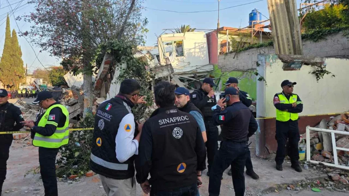 Evalúan daños tras explosión por acumulación de gas en una vivienda en el municipio de Coacalco.