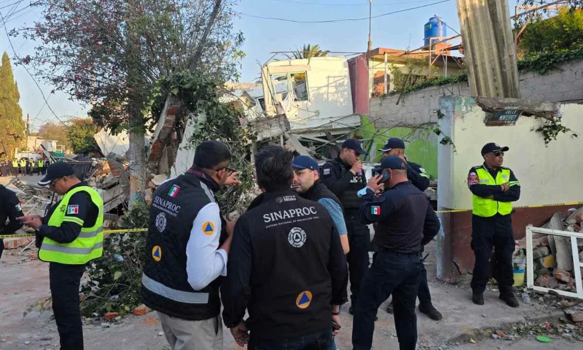 Evalúan daños tras explosión por acumulación de gas en una vivienda en el municipio de Coacalco.