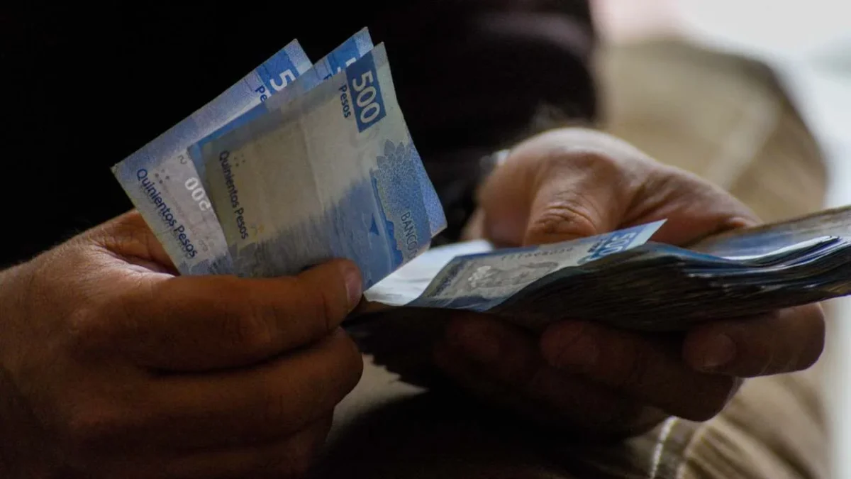 Exhiben a cuatro exfuncionarios con pensiones superiores al millón de pesos, lo que supera el salario de la presidenta Claudia Sheinbaum.