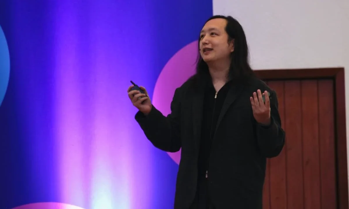 La exministra Digital de Taiwán, presentó 6 principios de diseño para que los sistemas de IA funcionen como administradores del bien común.