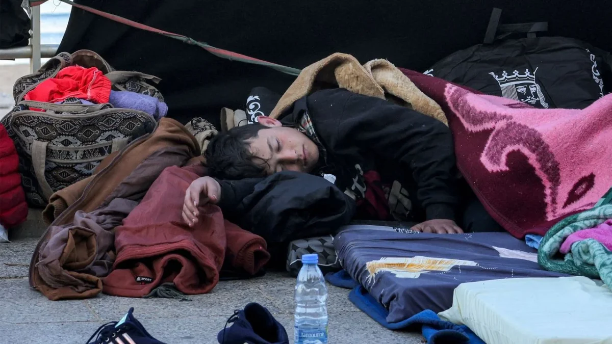 La mayoría de las familias busca refugio en viviendas de conocidos o en refugios, mientras miles pasan las noches en espacios públicos del Líbano.