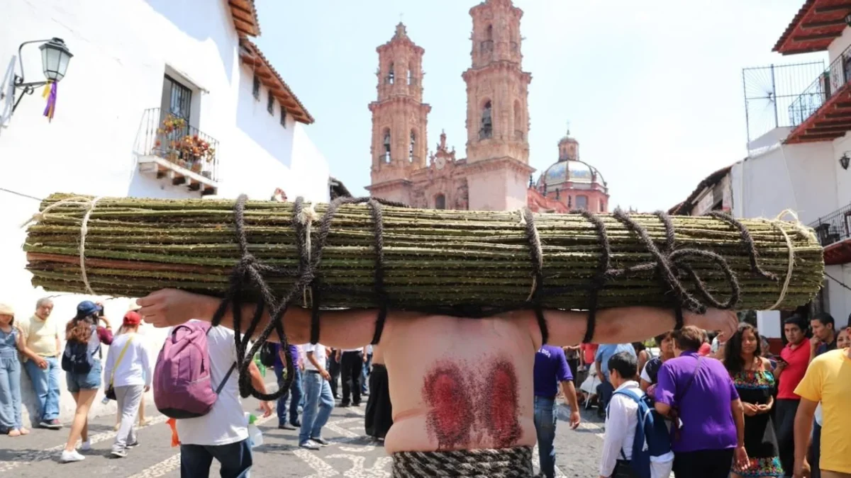 Decenas de calles en México, se transforman cada año en Semana Santa en escenarios de fe que fusiona el arte sacro con la herencia virreinal.