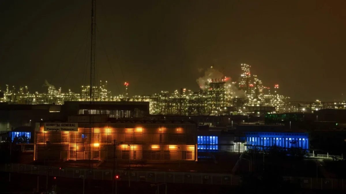 La FGR informó que realiza las investigaciones correspondientes luego de un incendio registrado en la Refinería Olmeca, Dos Bocas.