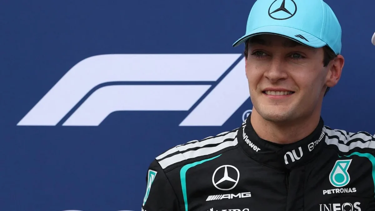 El piloto británico George Russell celebra la pole position obtenida en la clasificación del Gran Premio de Australia en el circuito de Albert Park, en Melbourne, inicio de la nueva temporada de Fórmula 1.