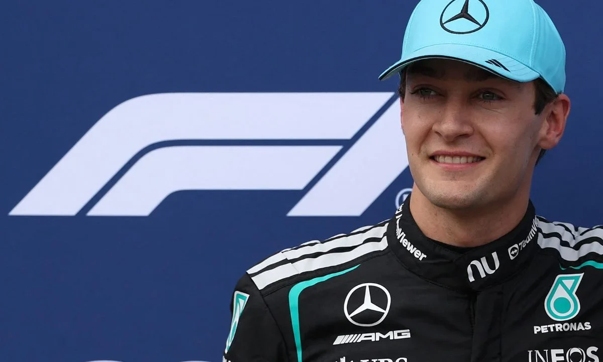 El piloto británico George Russell celebra la pole position obtenida en la clasificación del Gran Premio de Australia en el circuito de Albert Park, en Melbourne, inicio de la nueva temporada de Fórmula 1.