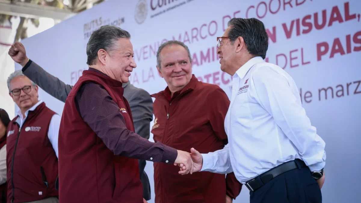 El gobernador Julio Menchaca Salazar testificó la firma del convenio entre el Gobierno de Hidalgo y la SICT, para proteger la imagen urbana.