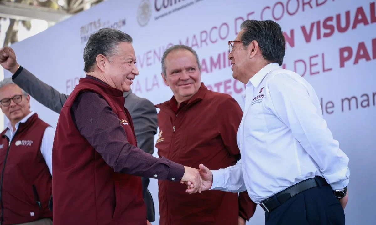 El gobernador Julio Menchaca Salazar testificó la firma del convenio entre el Gobierno de Hidalgo y la SICT, para proteger la imagen urbana.