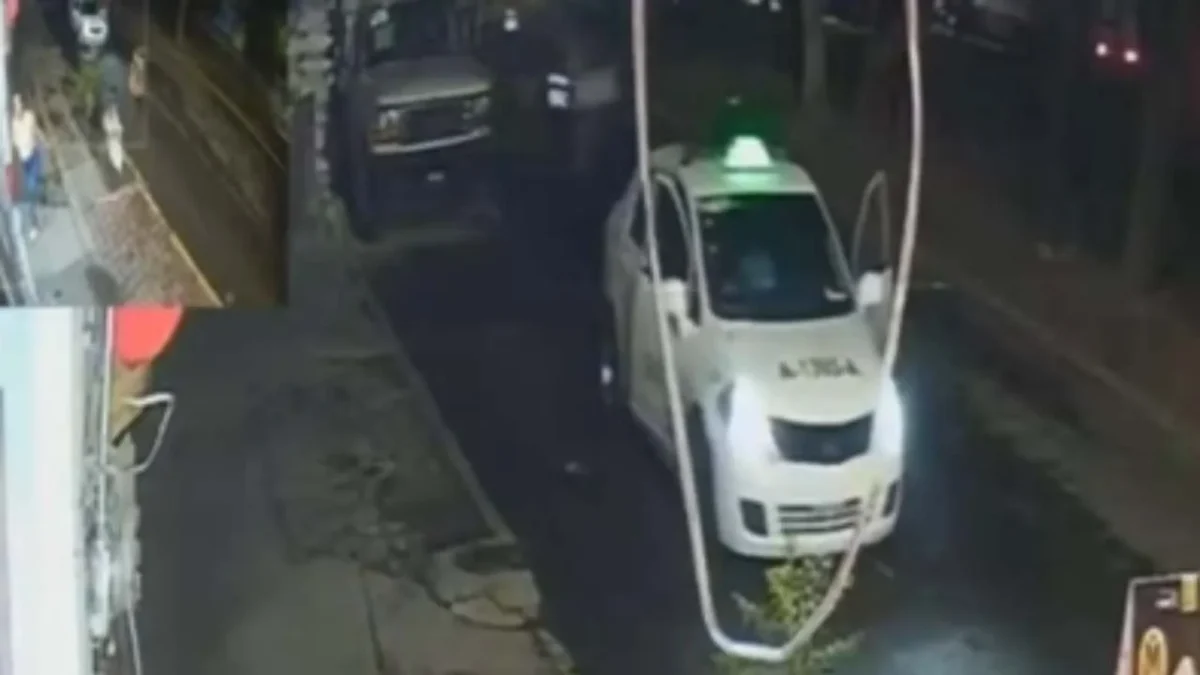 Dos hombres fueron hallados sin vida dentro de un vehículo tipo taxi, en los límites de la alcaldía Azcapotzalco y el municipio de Naucalpan.