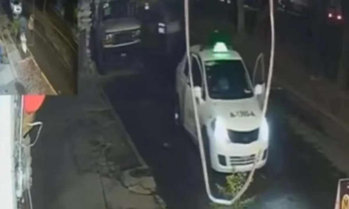 Dos hombres fueron hallados sin vida dentro de un vehículo tipo taxi, en los límites de la alcaldía Azcapotzalco y el municipio de Naucalpan.