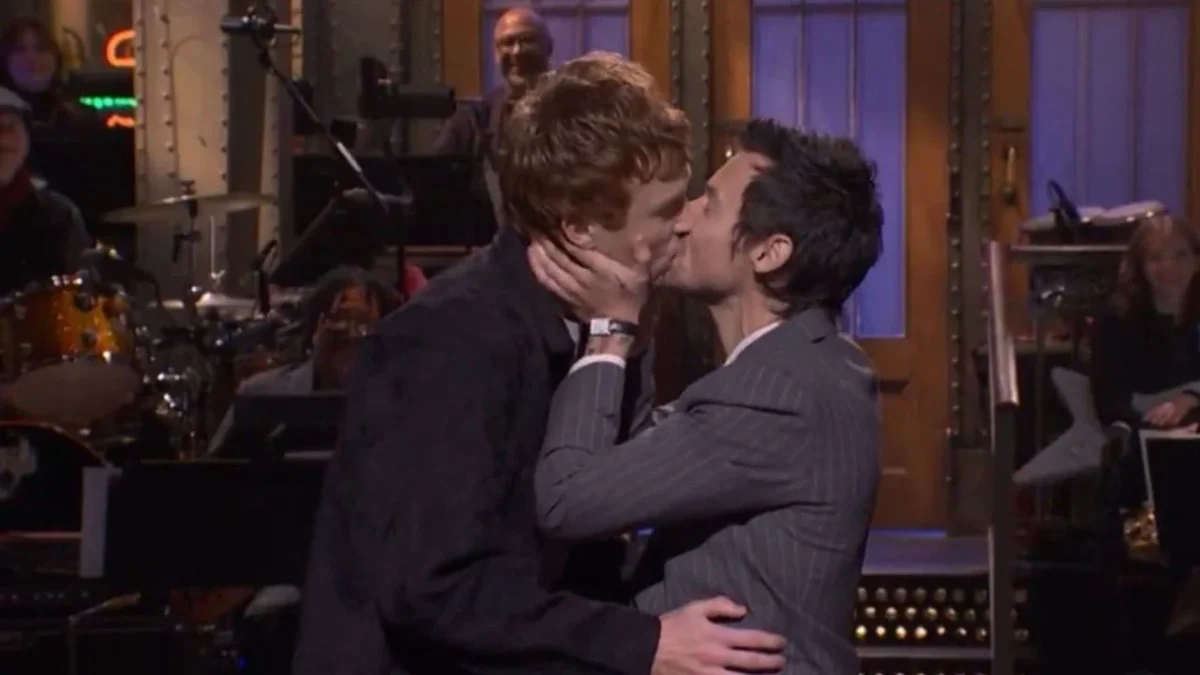 Harry Styles responde a críticas por 'queerbaiting' con beso